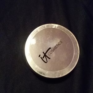 It Cosmetics Bye Bye Pores finishing powder